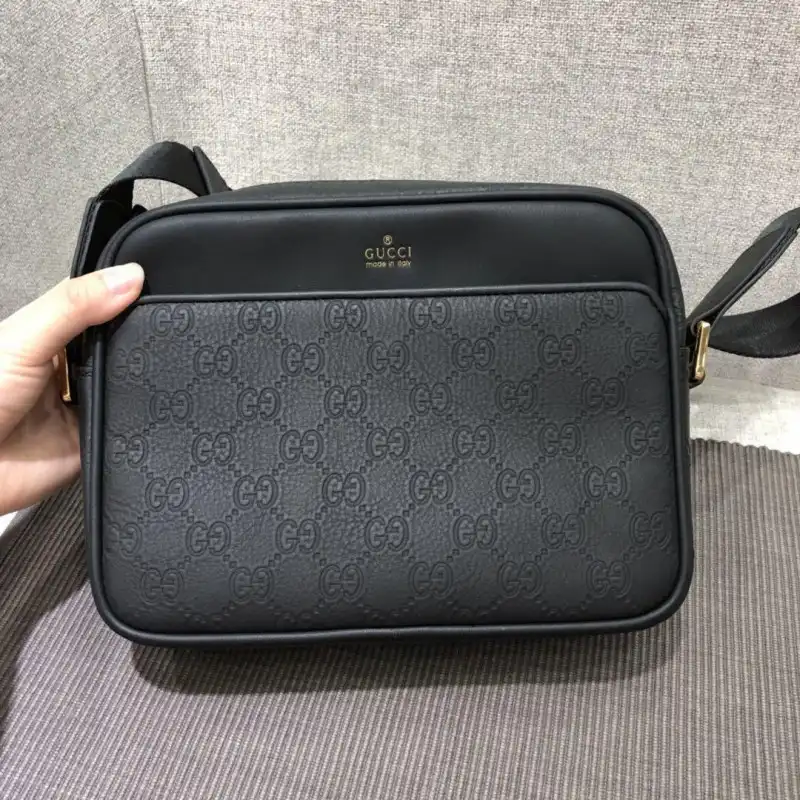 G*u*i bags 1917m0071