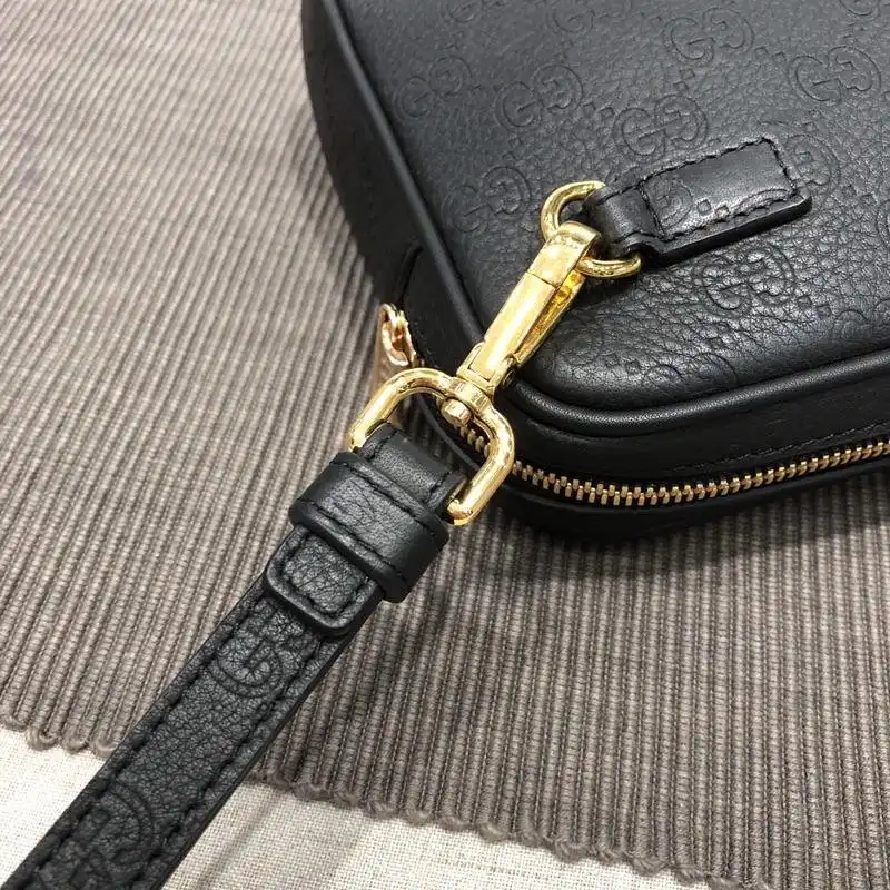 G*u*i bags 1917m0073