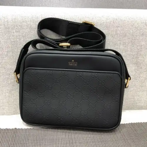 G*u*i bags 1917m0071