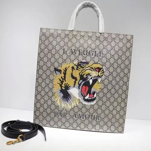 G*u*i tote bags 19gm0008