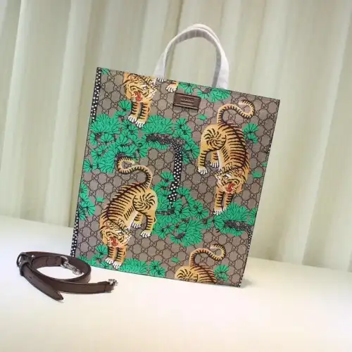G*u*i tote bags 19gm0012