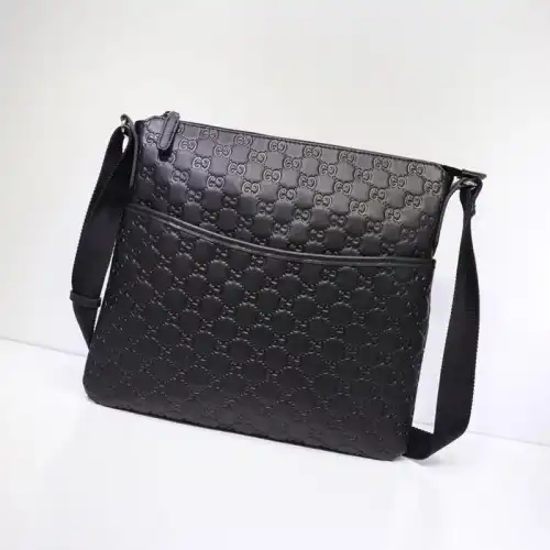 G*u*i messenger bags 19gm0050