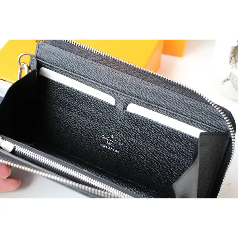 LV Bags 208B570107
