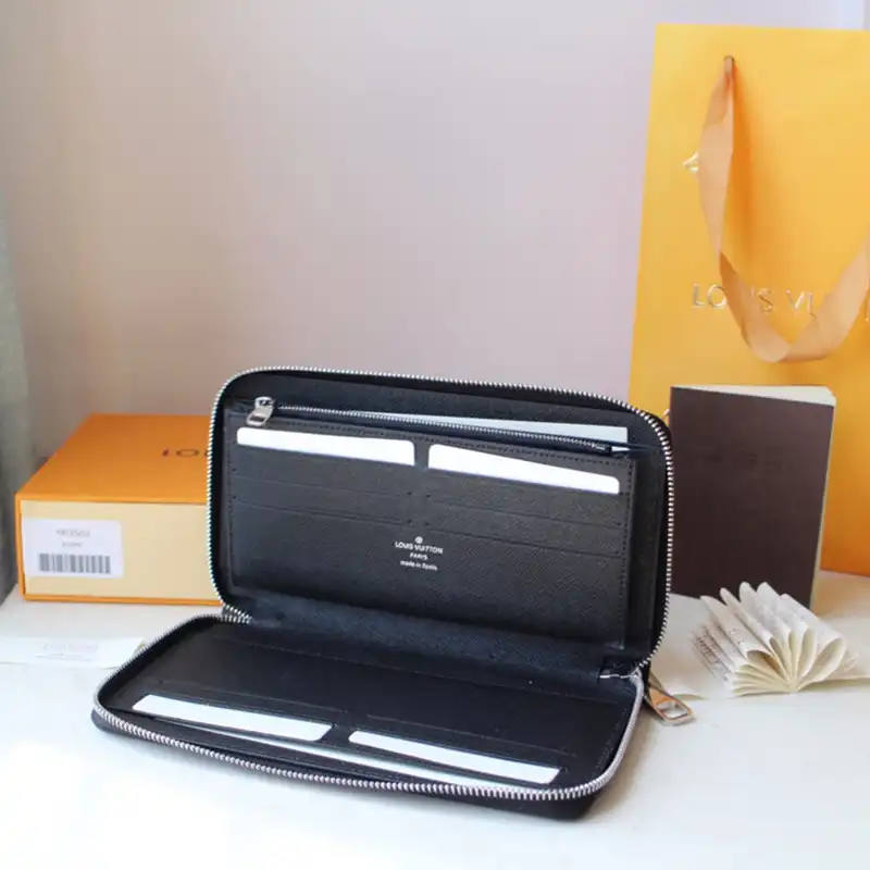 LV Bag 2204HT0018