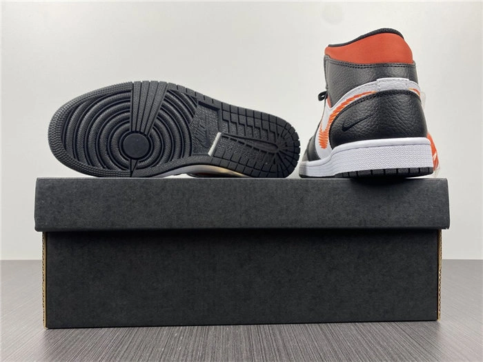 WellDesigned Jordan1 Mid Zig Zag DN4929- 3700