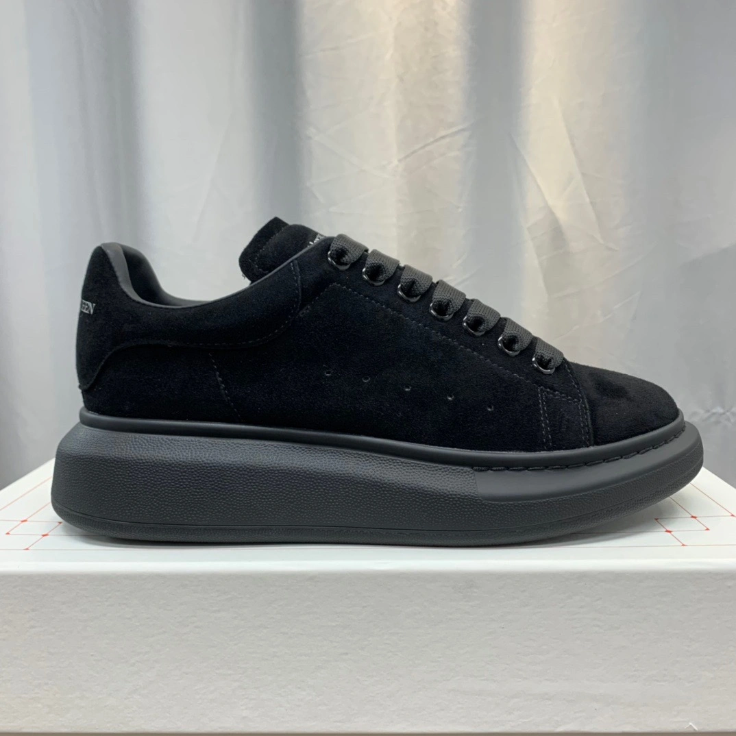 Versatile McQuen Triple Black 553761WHV 2496