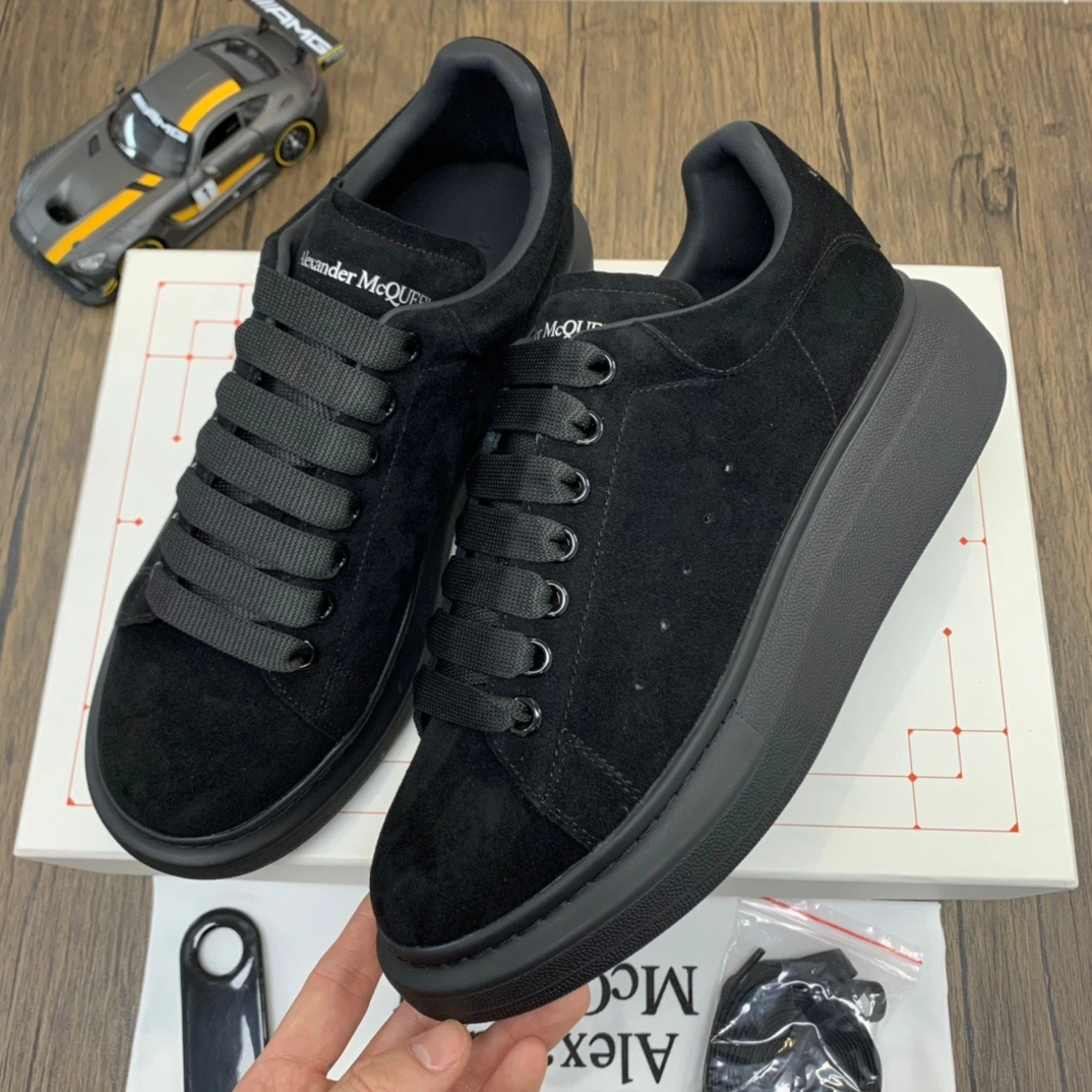 Versatile McQuen Triple Black 553761WHV 2496