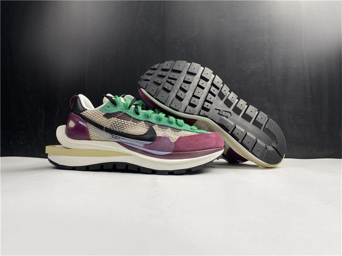 Contemporary Nike Vaporwaffle sacai Villain Red Neptune Green 5230